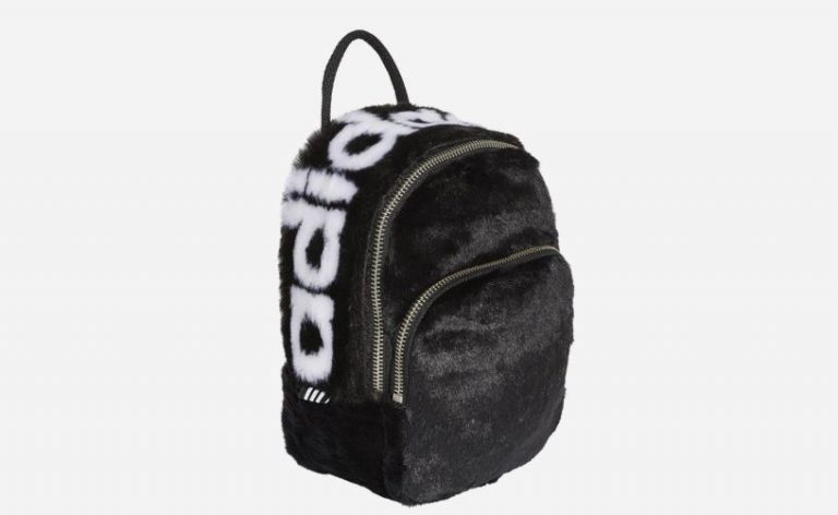 mochila peluda de adidas