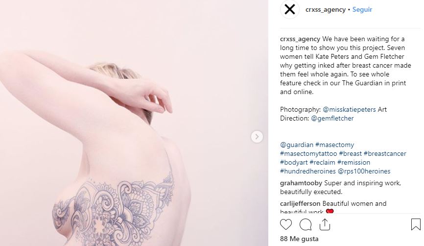 Pequeños tatuajes para cubrir mastectomías que inspiran en gran medida
