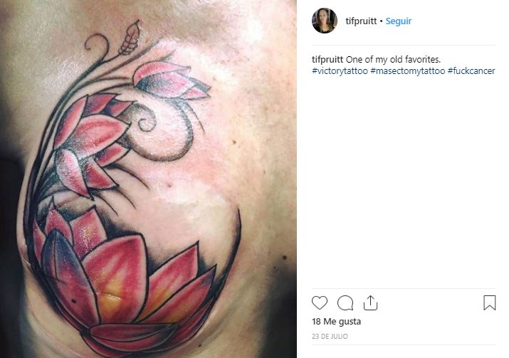 Pequeños tatuajes para cubrir mastectomías que inspiran en gran medida