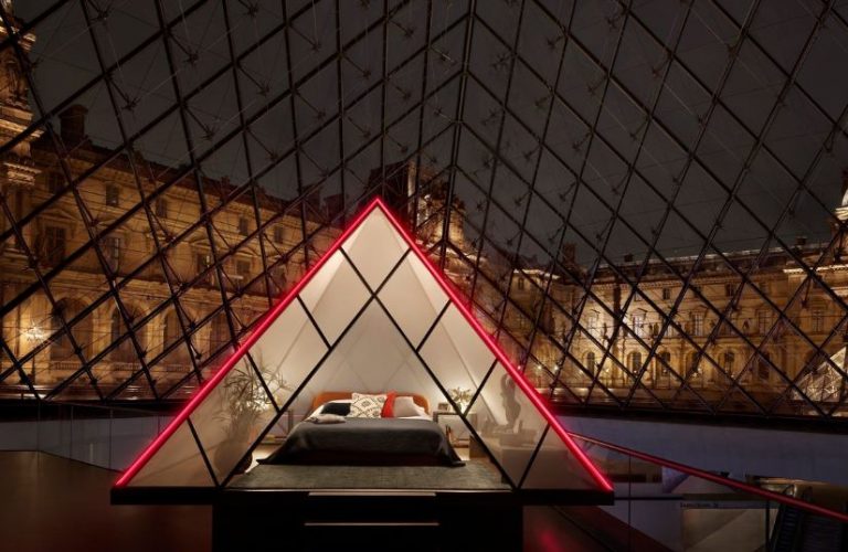 dormir en el Museo del Louvre