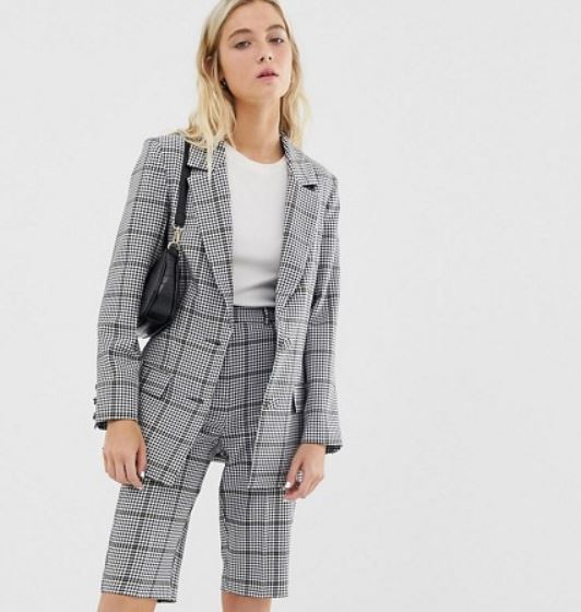 traje con pantalón corto