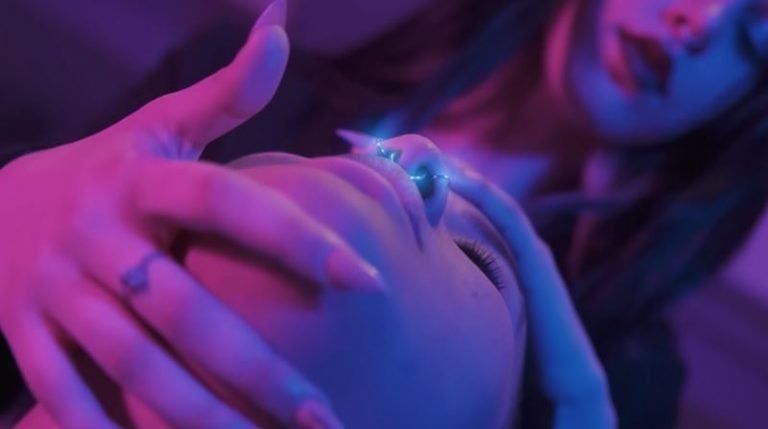 Este viernes 20 de marzo se ha publicado el tema Miénteme lento de Eli Rosex, la segunda expulsada del programa de TVE 'Operación Triunfo' en su última edición de 2020. Una canción que Eli comenzó a componer en su casa y que finalizó en el vuelo que hizo el pasado 6 de enero de 2020 de Gran Canaria a Barcelona para poder participar en el talent show.