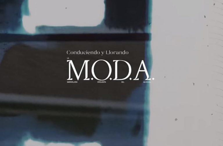 conduciendo y llorando de la m.o.d.a