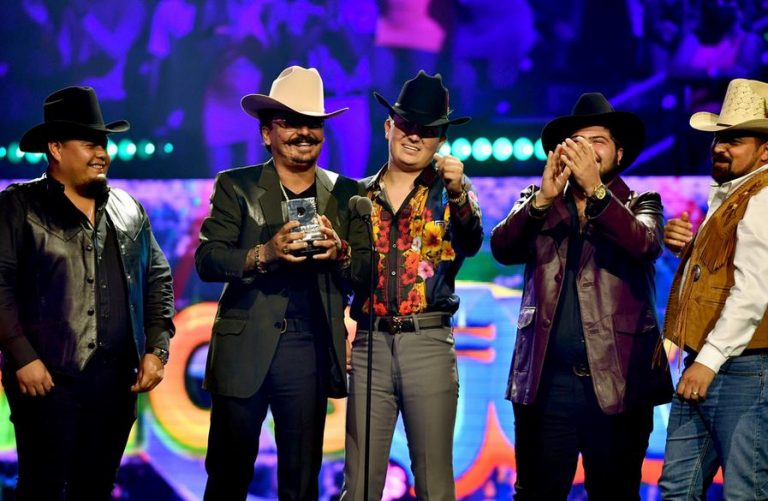 Los Dos Carnales reciben premios