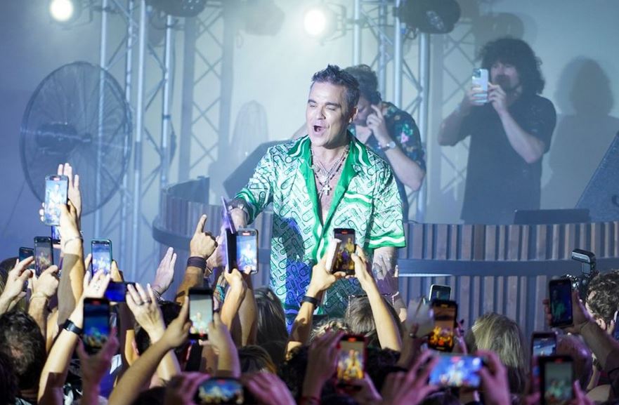 Robbie Williams actúa en Ibiza