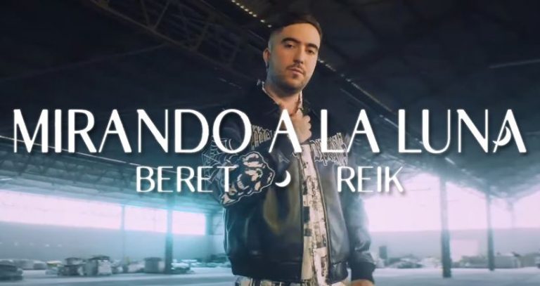 mirando a la luna de beret