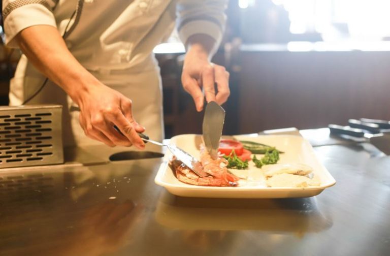comida elaborada por un cocinero en tu casa