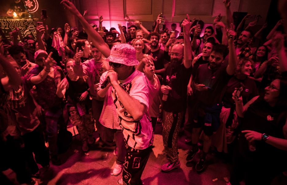 bejo en casa encendida