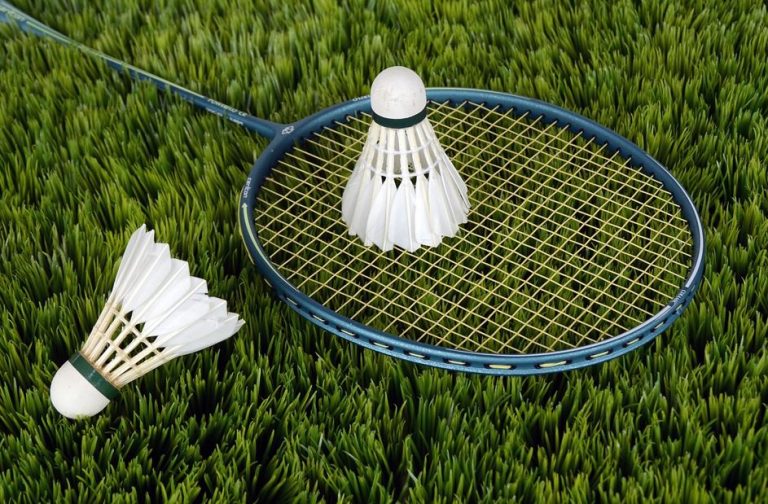 jugar al badminton